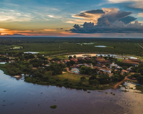 Leilão do Sesc Pantanal reúne motor de popa, barco, ônibus e Hilux com lances de R$ 900 a R$ 100 mil
